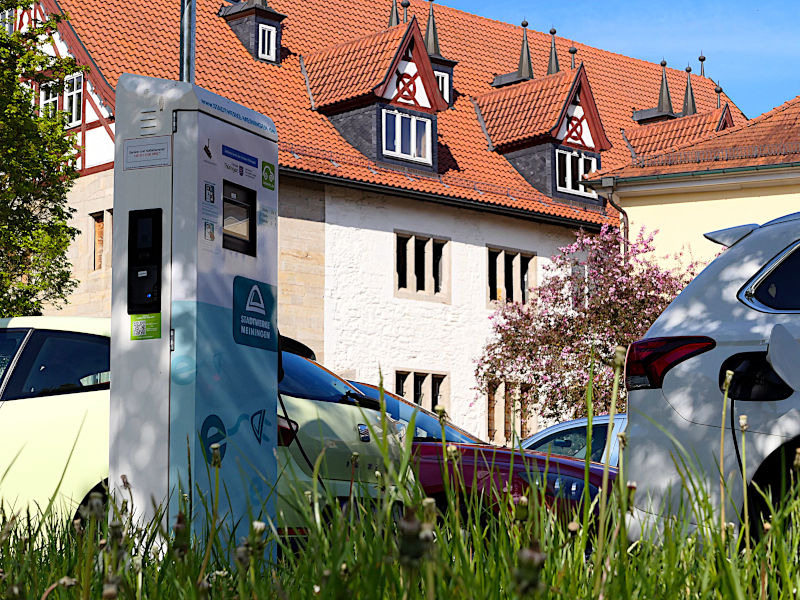 Eine Elektroladesäule mit E-Auto in Meiningen